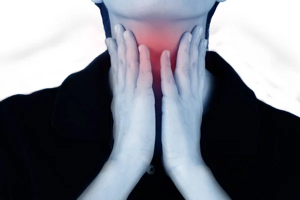 Le donne hanno infiammazione e gonfiore causano un dolore alla gola dolorante, isolato su sfondo bianco . — Foto Stock