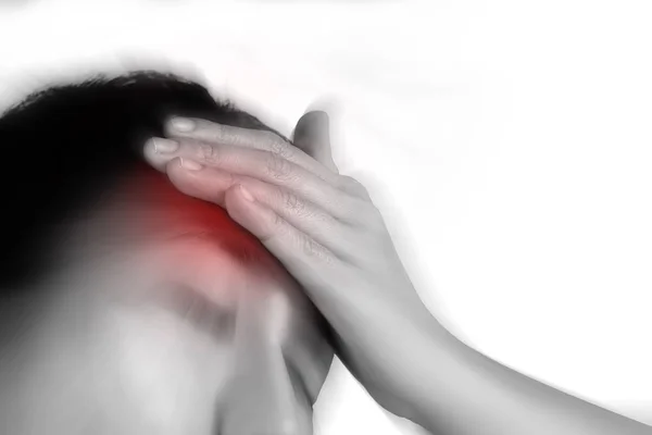 Perempuan memiliki peradangan dan pembengkakan menyebabkan sakit kepala, terisolasi di latar belakang putih . — Stok Foto