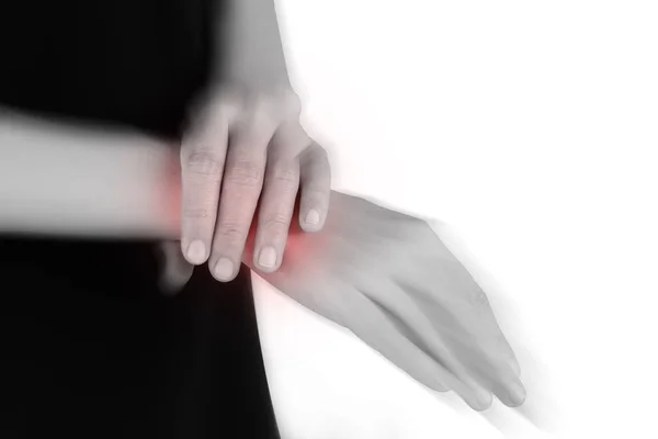 Le donne hanno infiammazione e gonfiore causano un dolore il polso dolorante, isolato su sfondo bianco . — Foto Stock