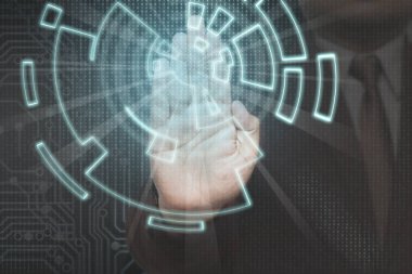 Modern sanal teknolojisi ile çalışan işadamı kişi, yakın çekim.