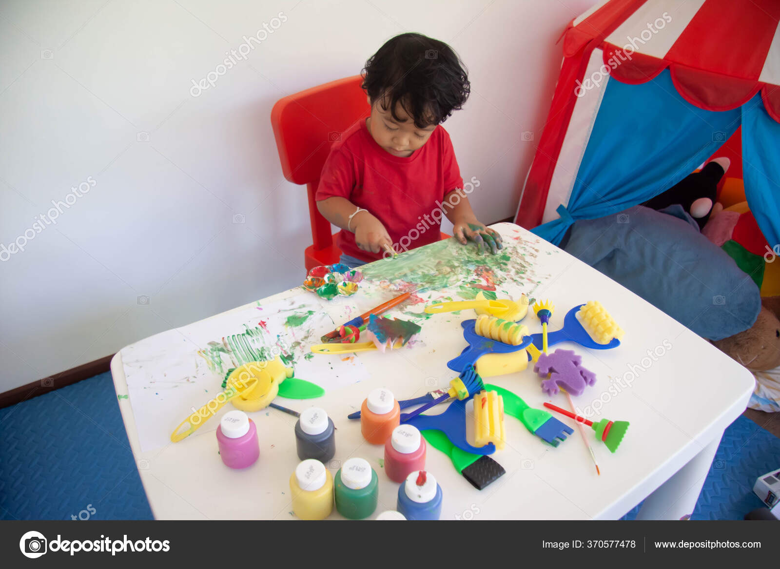 Los Niños Que Juegan Cerca De La Casa. Dibujo De La Acuarela Fotos