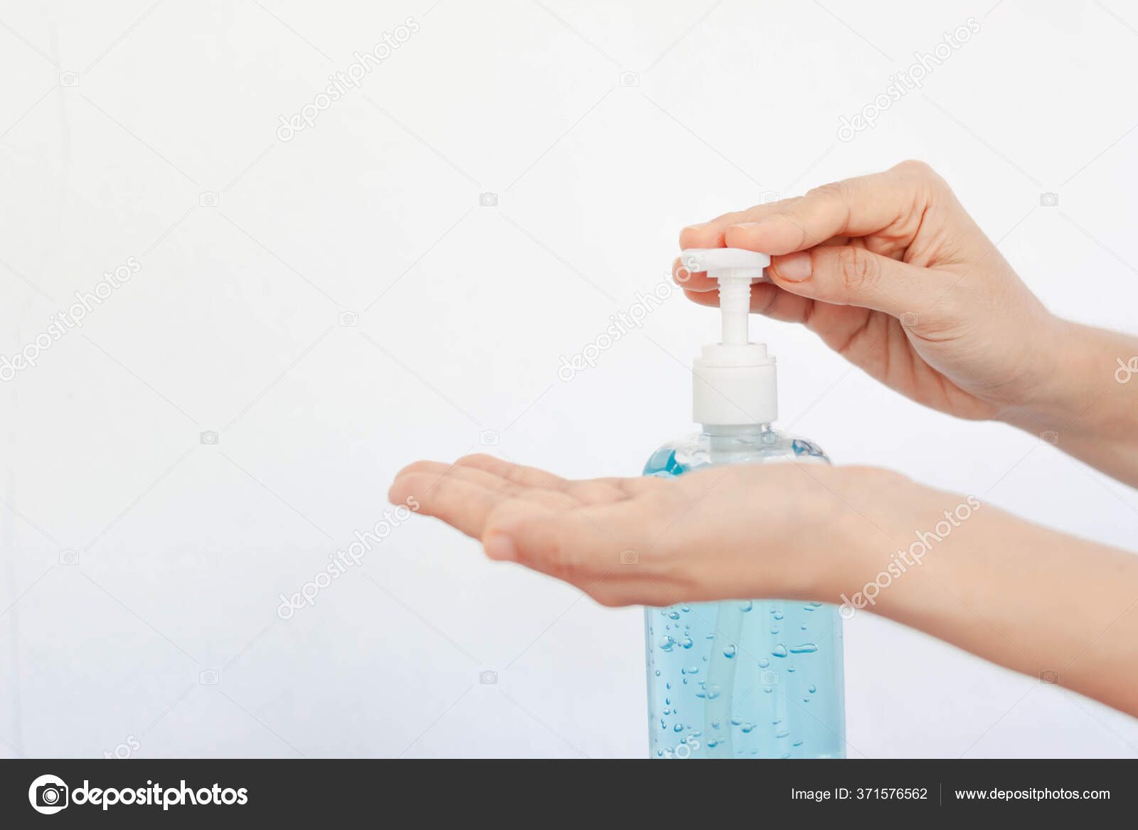 用酒精凝胶洗手使用公共卫生间后的清洁剂卫生概念预防细菌传播及手部卫生电晕病毒防护 图库照片 C Pondshutter Yahoo Com