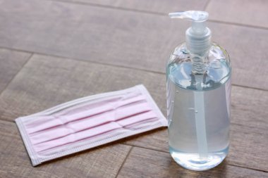Alkol jeliyle el yıkamak. Umumi tuvaleti kullandıktan sonra dezenfektan. Hijyen konsepti. Mikropların yayılmasını ve el hijyen koronası virüsünün korunmasını önler..