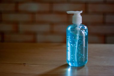 Alkol jeliyle el yıkamak. Umumi tuvaleti kullandıktan sonra dezenfektan. Hijyen konsepti. Mikropların yayılmasını ve el hijyen koronası virüsünün korunmasını önler..