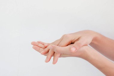 Alkol jeliyle el yıkamak. Umumi tuvaleti kullandıktan sonra dezenfektan. Hijyen konsepti. Mikropların yayılmasını ve el hijyen koronası virüsünün korunmasını önler..
