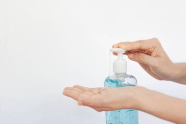 Alkol jeliyle el yıkamak. Umumi tuvaleti kullandıktan sonra dezenfektan. Hijyen konsepti. Mikropların yayılmasını ve el hijyen koronası virüsünün korunmasını önler..