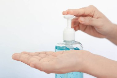 Alkol jeliyle el yıkamak. Umumi tuvaleti kullandıktan sonra dezenfektan. Hijyen konsepti. Mikropların yayılmasını ve el hijyen koronası virüsünün korunmasını önler..