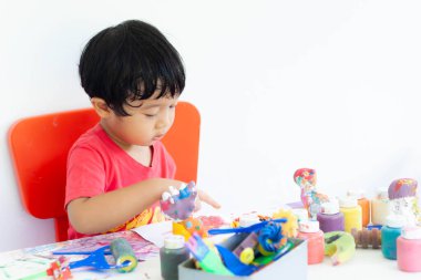 Suluboya ile oynayan çocuklar evde kalır. Küçük çocuk ve sulu boya.