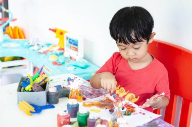 Suluboya ile oynayan çocuklar evde kalır. Küçük çocuk ve sulu boya.