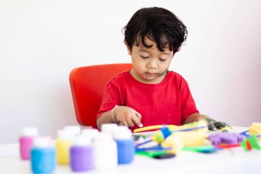 Suluboya ile oynayan çocuklar evde kalır. Küçük çocuk ve sulu boya.
