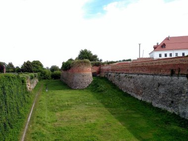 Dubensk kalenin ana savunma duvarına. Köprüden görüntüleyin. Yaz günü .
