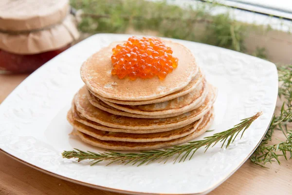 Rus krep beyaz plaka üzerinde kırmızı havyar ile