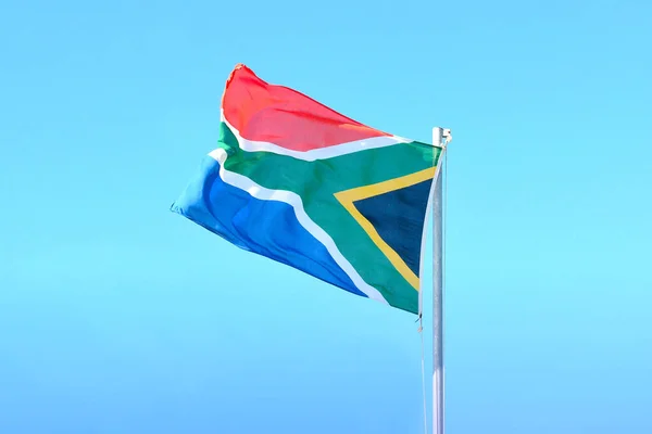 Kleurrijke Nationale Zuid Afrikaanse Vlag Waait Wind Blauwe Lucht Achtergrond Stockfoto
