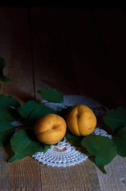 Yeşil yaprakları yalan beyaz Dantelli peçete ve unplaned kurulları tarafından çevrili kayısı