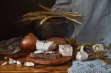 Natürmort ekmek, domuz yağı, soğan ve sarımsak ile kırsal bir tarzda.