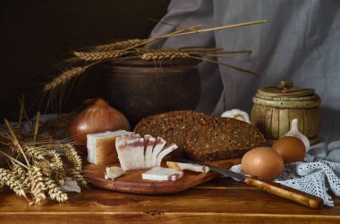 Natürmort ekmek, domuz yağı, soğan ve sarımsak ile kırsal bir tarzda.