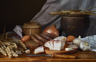 Natürmort ekmek, domuz yağı, soğan ve sarımsak ile kırsal bir tarzda.