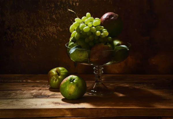 Peras Racimo Uvas Jarrón Vidrio Fondo Una Pared Marrón Texturizada —  Fotos de Stock