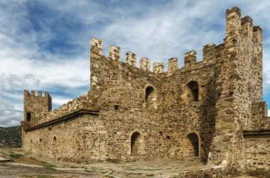 Kule ve Cenevizliler Crimea'da eski kale duvarlarının parçası