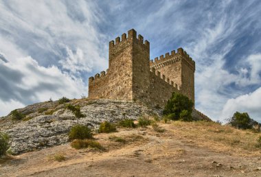 Aşağıdan Konsolosluk kalenin Cenevizliler eski kale Crimea'da, görüntüleme    