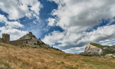 Antik kalenin Cenevizliler ve Kırım Sokol dağın tepesine en yüksek noktası görünümünü