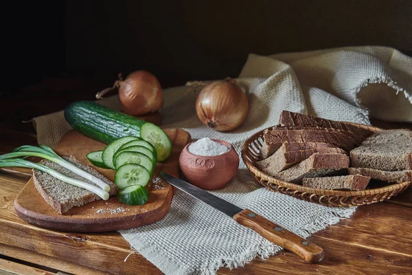 Enkla Stilleben Med Gurka Lök Salt Och Rågbröd — Stockfoto