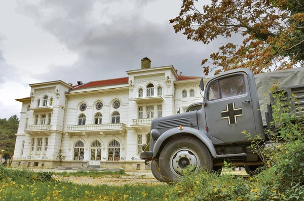 Camión alemán WW2 con la casa oficial en segundo plano Imagen De Stock