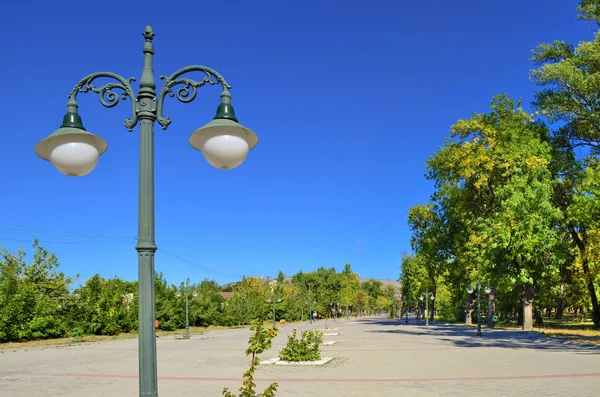 Parque de la ciudad con luz de la ciudad de la calle vieja, Ubicación: Bitola, Macedonia — Foto de Stock