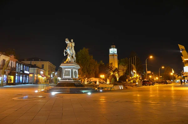 Bitola centro de la ciudad por la noche con la Torre del Reloj, República de Macedonia — Foto de Stock