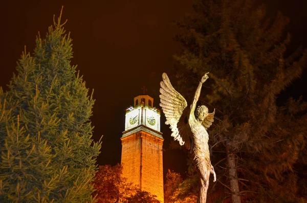 Torre del Reloj y Ángel Monumento en la ciudad de Bitola, Macedonia — Foto de Stock