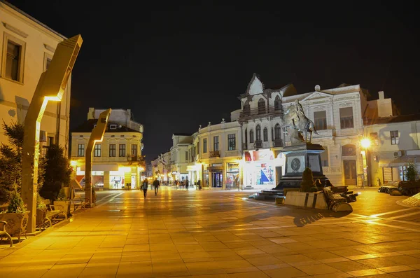 Centro de la ciudad de Bitola por la noche, República de Macedonia — Foto de Stock