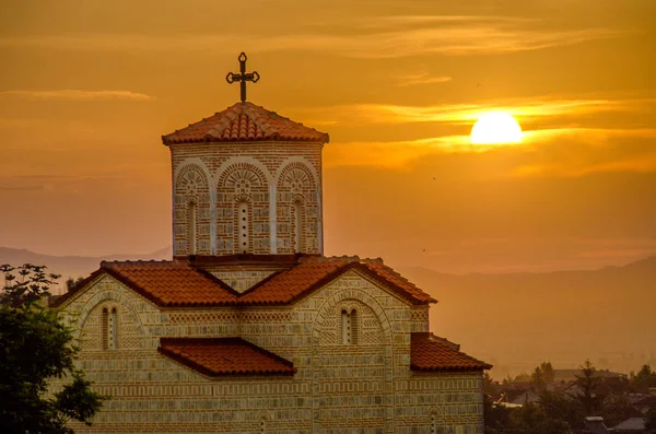 Salida del sol detrás de la iglesia ortodoxa San Atanasio en Bitola — Foto de Stock