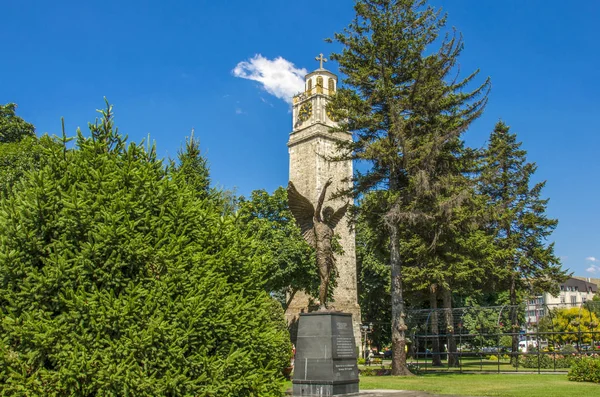 钟塔和纪念碑天使在比托拉，马其顿共和国 — 图库照片
