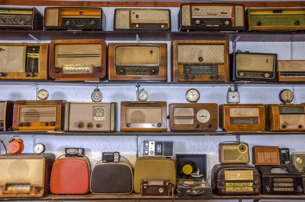 Radiotelefony i zegary zabytkowe — Zdjęcie stockowe