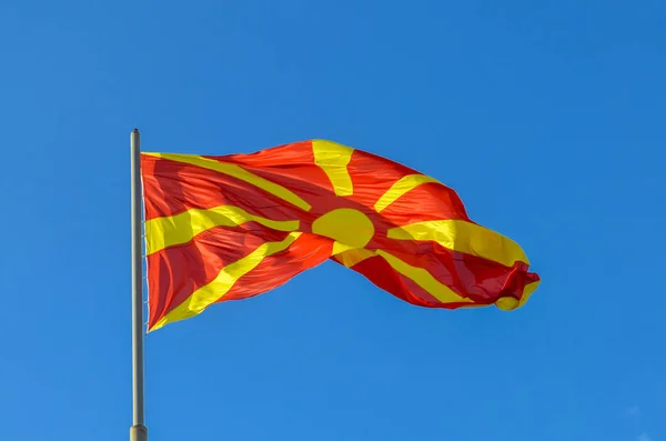 Mazedonische Flagge geschwenkt — Stockfoto