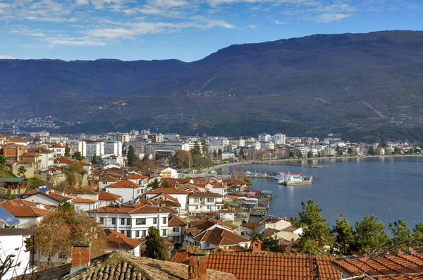 Ohrid con lago Ohrid, Macedonia - Casco antiguo y puerto — Foto de Stock