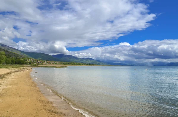 Hermosa escena del lago - Prespa Lake Macedonia — Foto de Stock