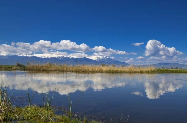 Paisaje relajante - lago con reflexión — Foto de Stock
