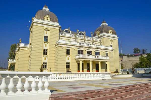 Mazedonisches Nationaltheater, skopje, mazedonien — Stockfoto