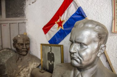 Vladimir İlyiç Ulyanov - Lenin ve Josip Broz Tito büstler