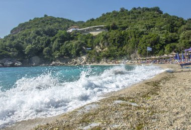 Dalgalar deniz - Sarakiniko sahil yakınında Parga, Yunanistan