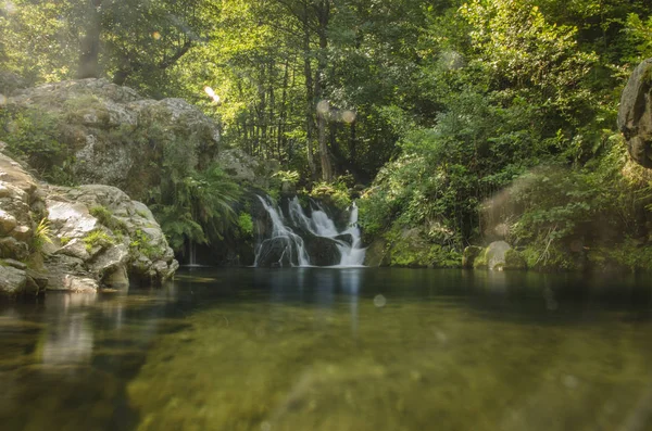 Bela natureza - Rio na aldeia de Dihovo, Bitola, Macedônia — Fotografia de Stock