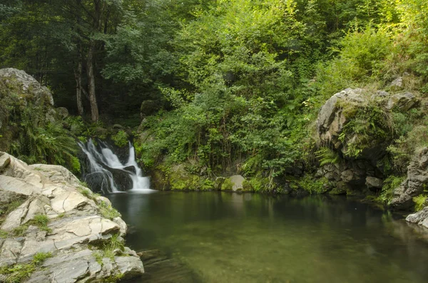 Belo rio - aldeia Dihovo, Bitola, Macedônia — Fotografia de Stock