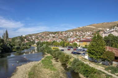 Veles kenti Makedonya 'daki Vardar Nehri