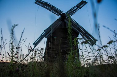 gün batımında yel değirmeni