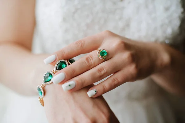 Jóias Elegantes Com Pedras Preciosas Verde Nas Mãos Mulheres Belas — Fotografia de Stock