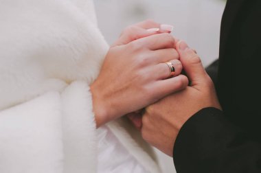 Gelin ve damat birbirlerinin ellerini tutun. Alyans.