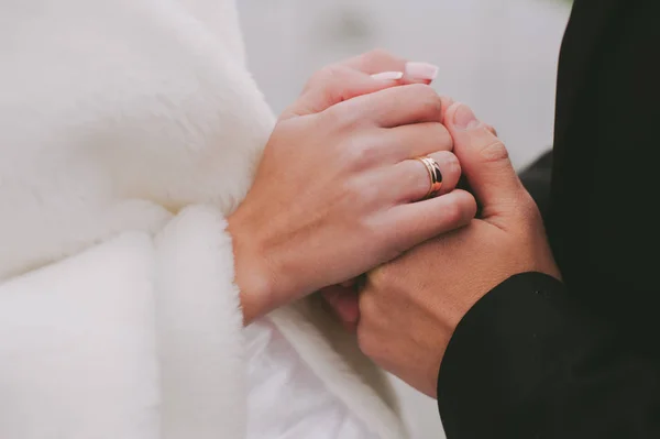 Noiva e noivo segurar as mãos um do outro. Anéis de casamento . — Fotografia de Stock