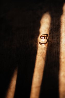 Alyanslar ahşap yüzeyde