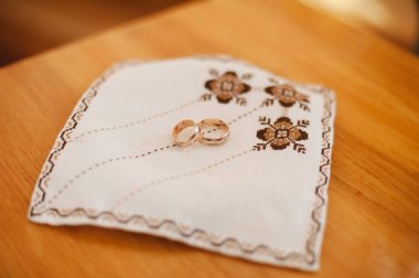 Alyans işlemeli havlu üzerinde vardır